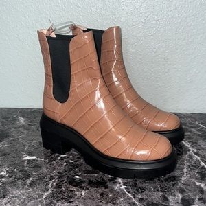 Stuart Weitzman Norah Leather Pull On Chelsea Boots Size: 7.5